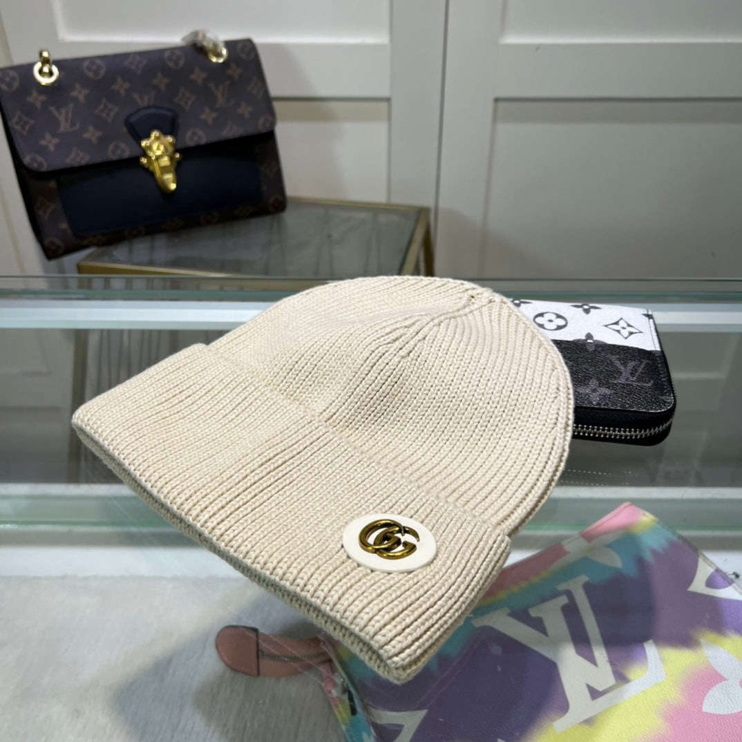 Black Ribbed Knit Beanie with Gold-Tone Emblem – Elegant Winter Hat