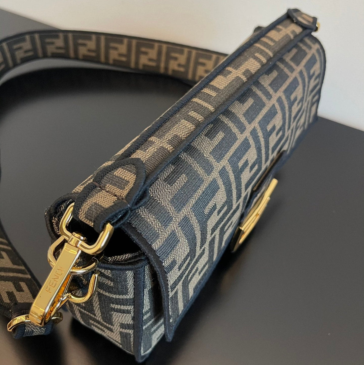 Jacquard Single-Shoulder Crossbody Bag (with Wide Printed Strap)
