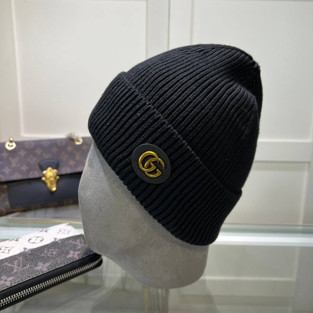 Black Ribbed Knit Beanie with Gold-Tone Emblem – Elegant Winter Hat