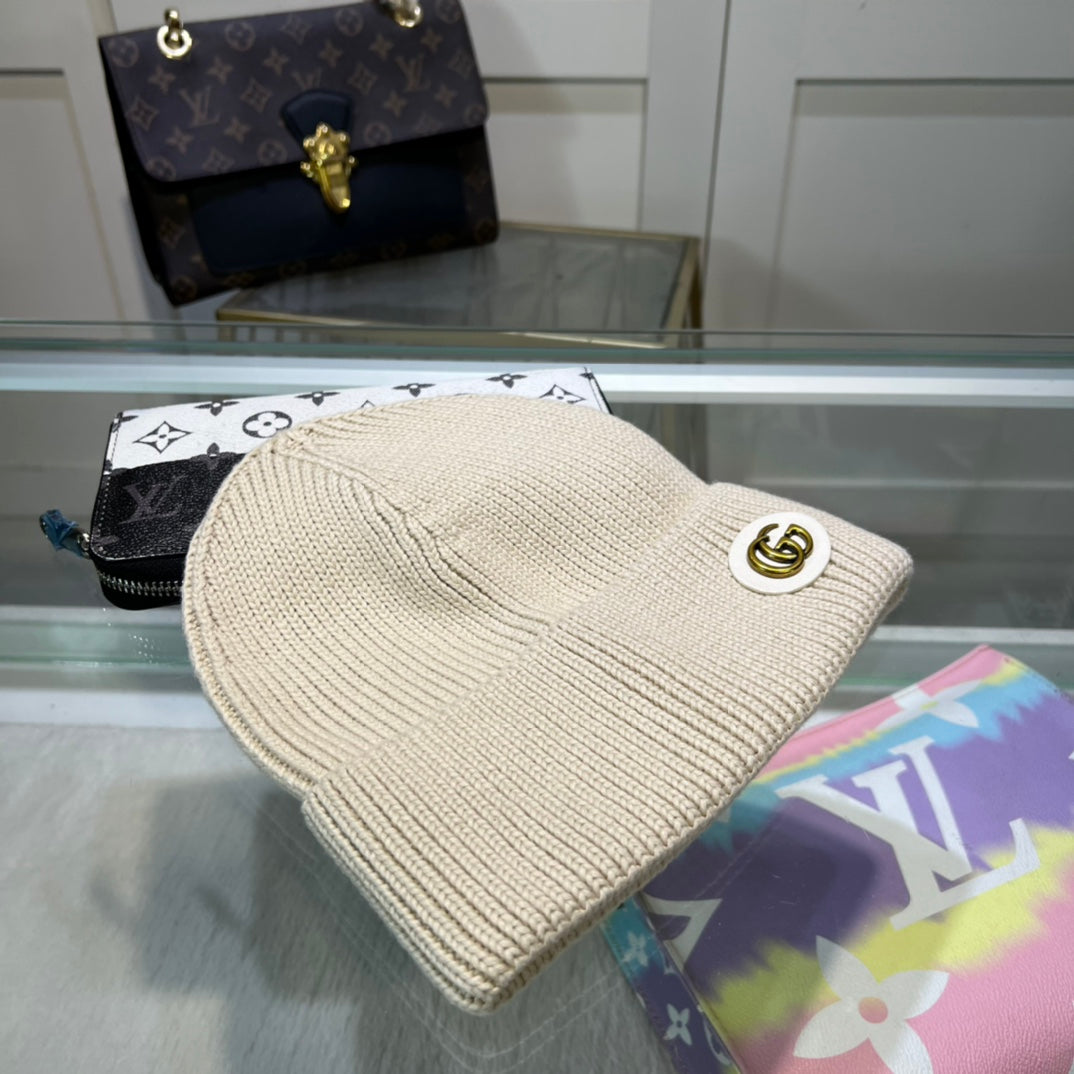 Black Ribbed Knit Beanie with Gold-Tone Emblem – Elegant Winter Hat