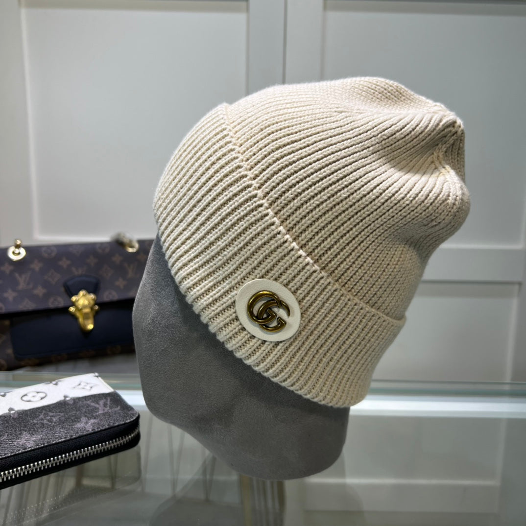 Black Ribbed Knit Beanie with Gold-Tone Emblem – Elegant Winter Hat