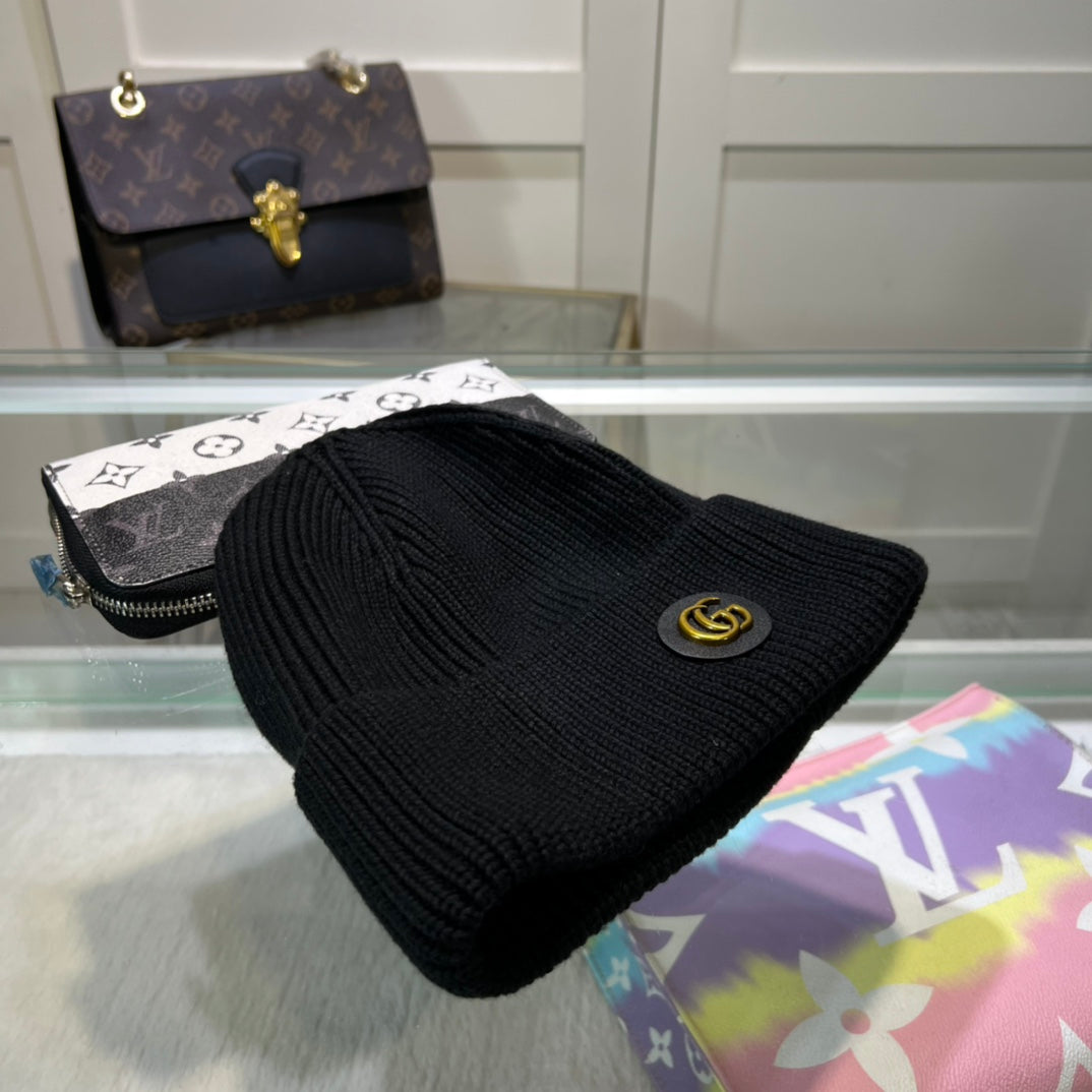Black Ribbed Knit Beanie with Gold-Tone Emblem – Elegant Winter Hat