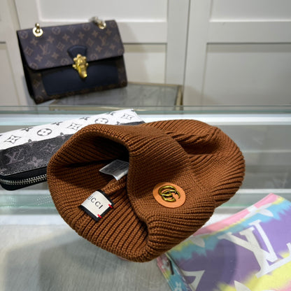 Luxury Black Ribbed Knit Beanie Hat with Gold-Tone Emblem – Classic Winter Style