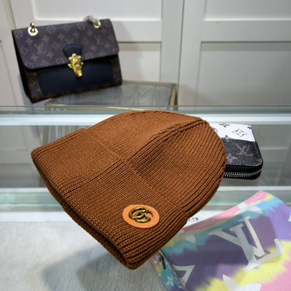 Luxury Black Ribbed Knit Beanie Hat with Gold-Tone Emblem – Classic Winter Style