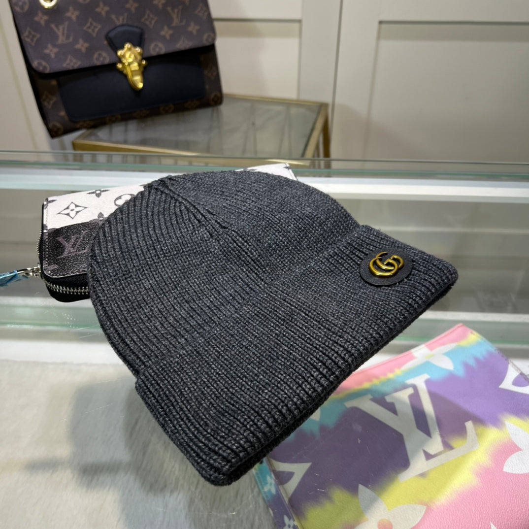 Luxury Black Ribbed Knit Beanie Hat with Gold-Tone Emblem – Classic Winter Style