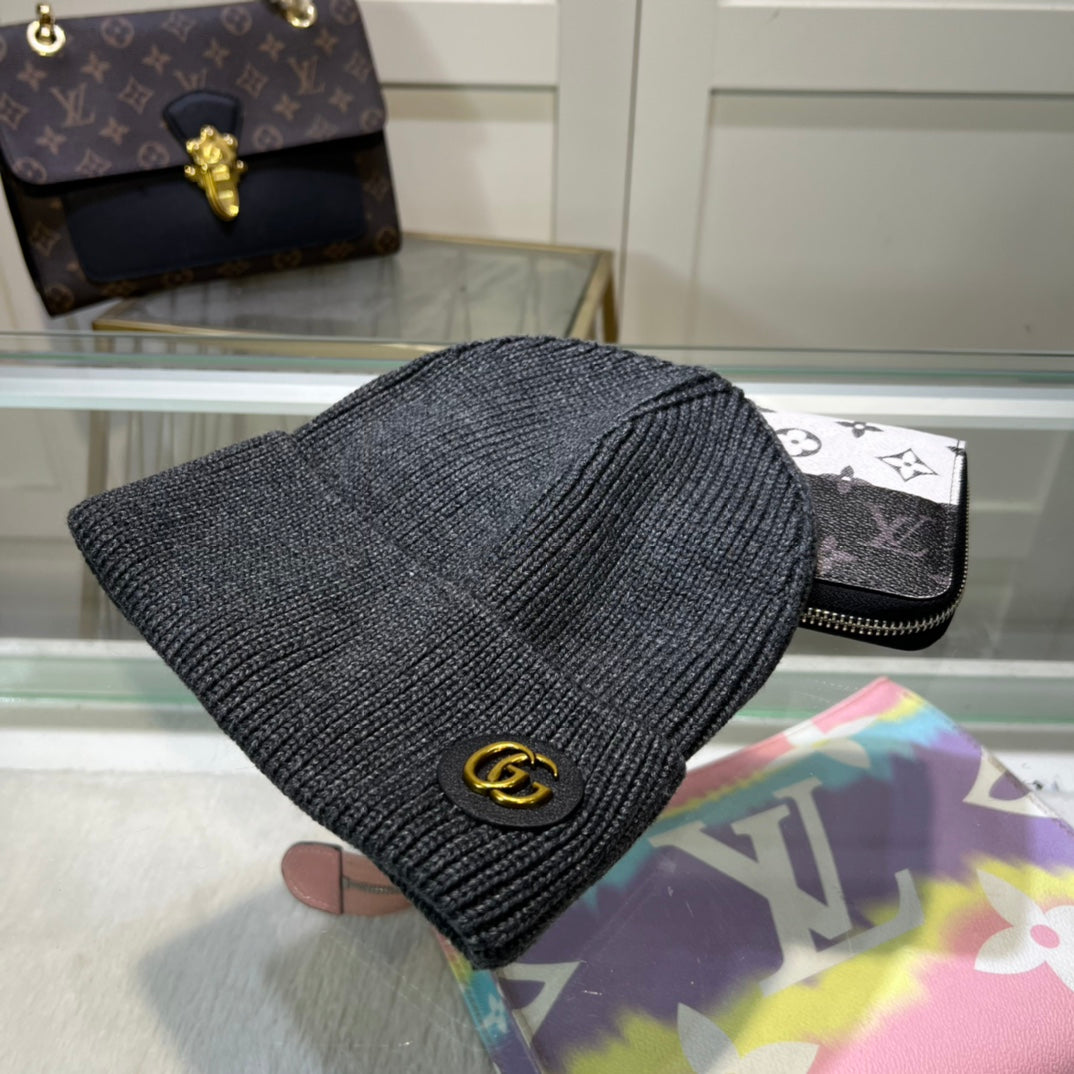Luxury Black Ribbed Knit Beanie Hat with Gold-Tone Emblem – Classic Winter Style