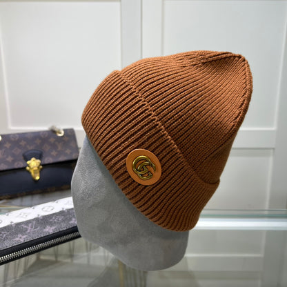 Luxury Black Ribbed Knit Beanie Hat with Gold-Tone Emblem – Classic Winter Style
