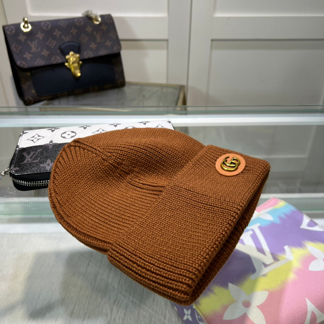 Luxury Black Ribbed Knit Beanie Hat with Gold-Tone Emblem – Classic Winter Style
