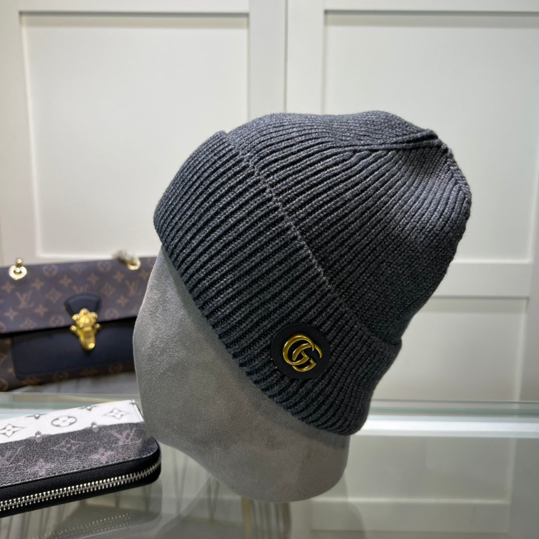 Luxury Black Ribbed Knit Beanie Hat with Gold-Tone Emblem – Classic Winter Style